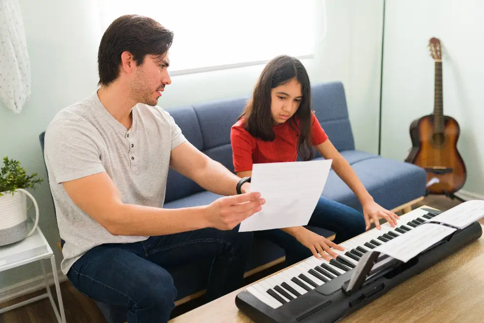 Profesor de piano explicando partitura a alumna en Lima